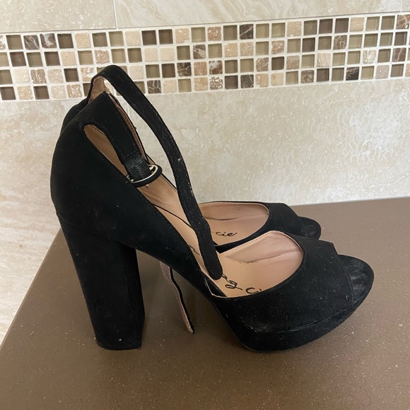 Black high heels - Picture 3 of 5